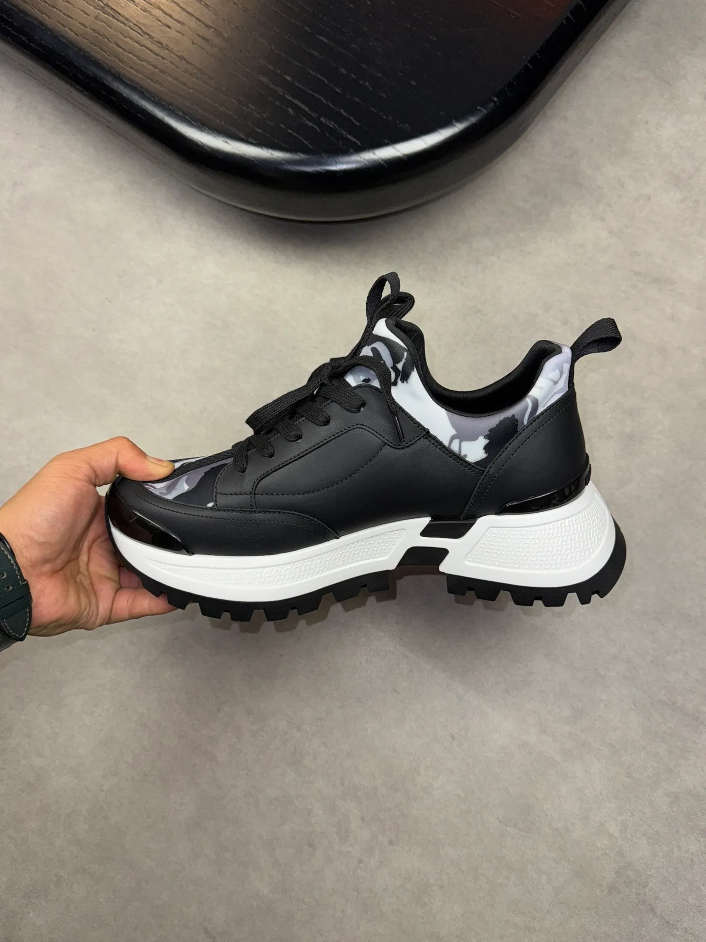 [HERMES] Hermès men's shoes💰560💰 - High-end quality original casual sports shoes - Upper: 🔝Nappa calfskin, high-grade elastic cloth, brand webbing - Lining: elastic cloth, foot pad; water-dyed cowhide - Outsole: ultra-light T men's shoes 💰U foam rubber; two-color molded outsole -Ultra-high quality control and fine workmanship: outstanding (high-end, extravagance, grade) -Size: 39-44 (38, 45, can be customized)